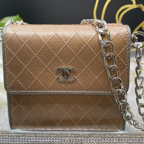 🏆Chanel Leather Compact Trifold Wallet Diamanté Embossed included insert & chain - Picture 3 of 13